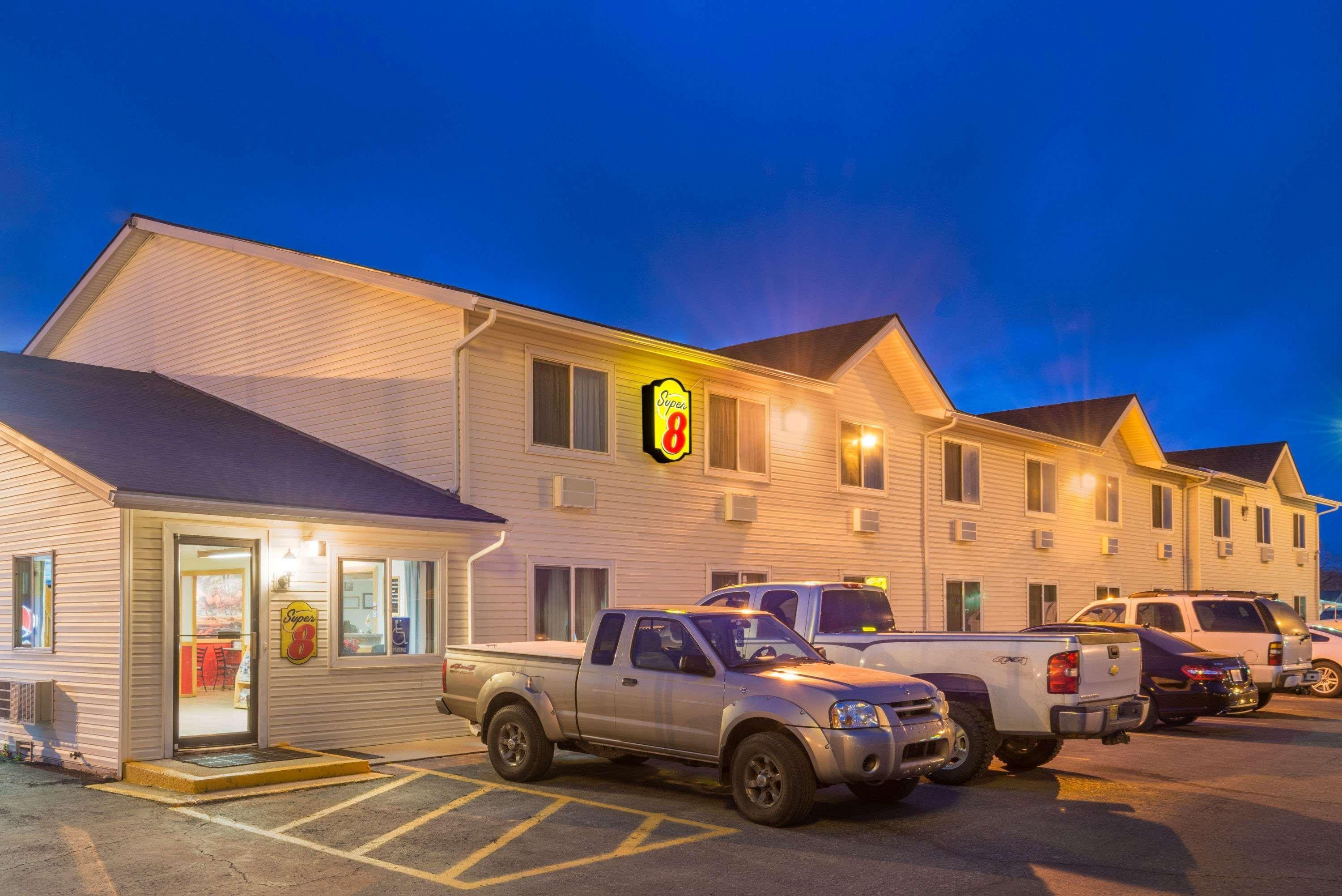 Super 8 Sheridan Exterior photo