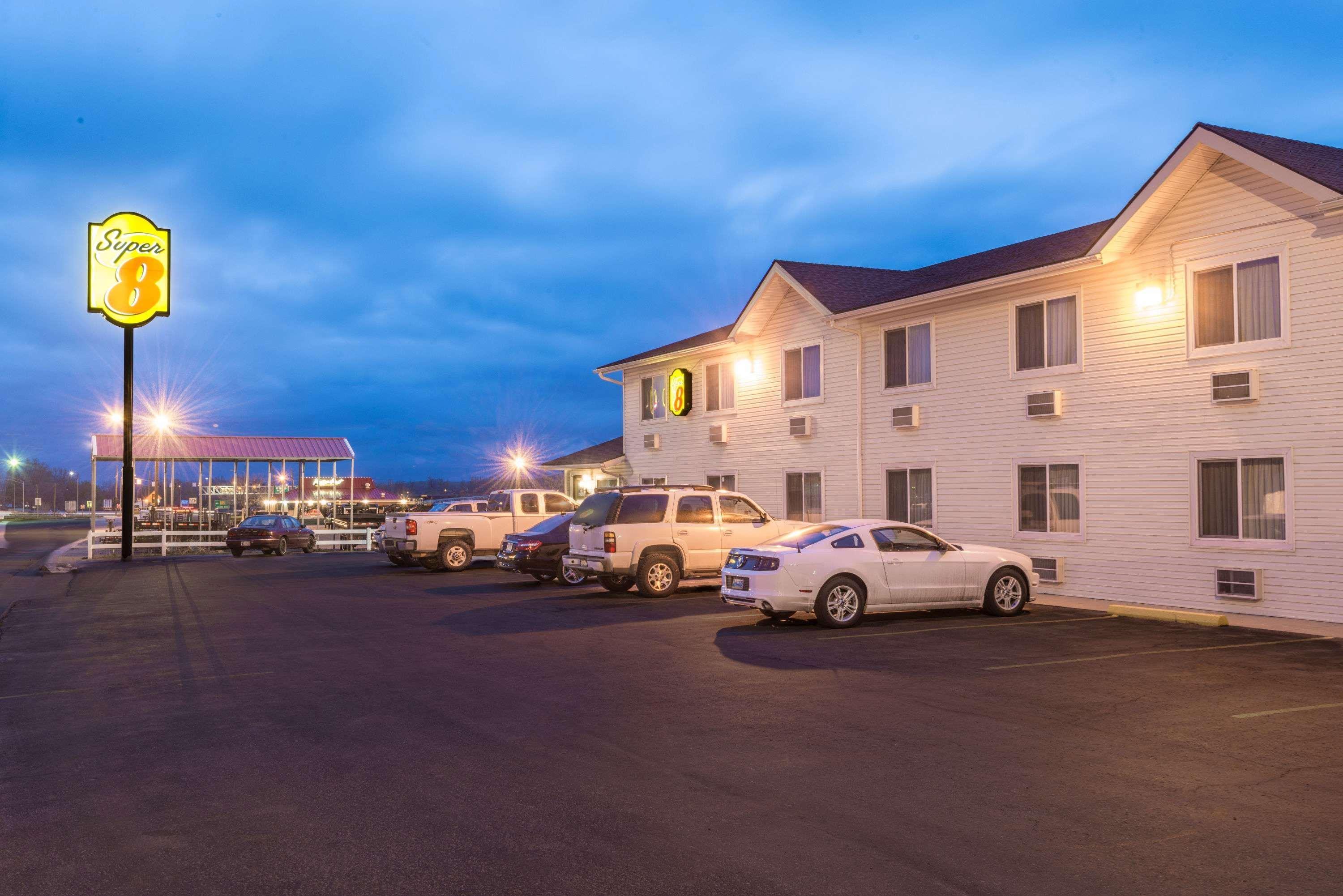 Super 8 Sheridan Exterior photo