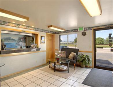 Super 8 Sheridan Interior photo