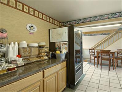 Super 8 Sheridan Interior photo